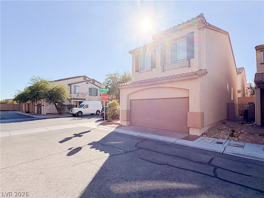 3 bed, 2.5 bath, 1768 sqft, $2,000 — Photo 3