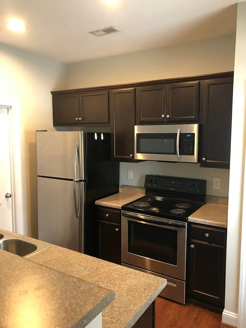 Cozy 1 Bedroom 1 Bathroom at 5026-A Park Ave — Photo 3