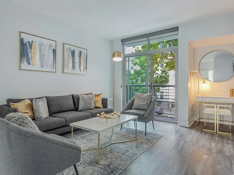 425 W Beech St #325 — Photo 5