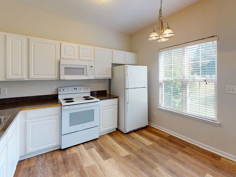 5545 Seths Dr — Photo 6