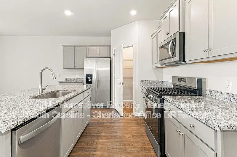 4 bed, 2.0 bath, 1774 sqft, $2,460 — Photo 4