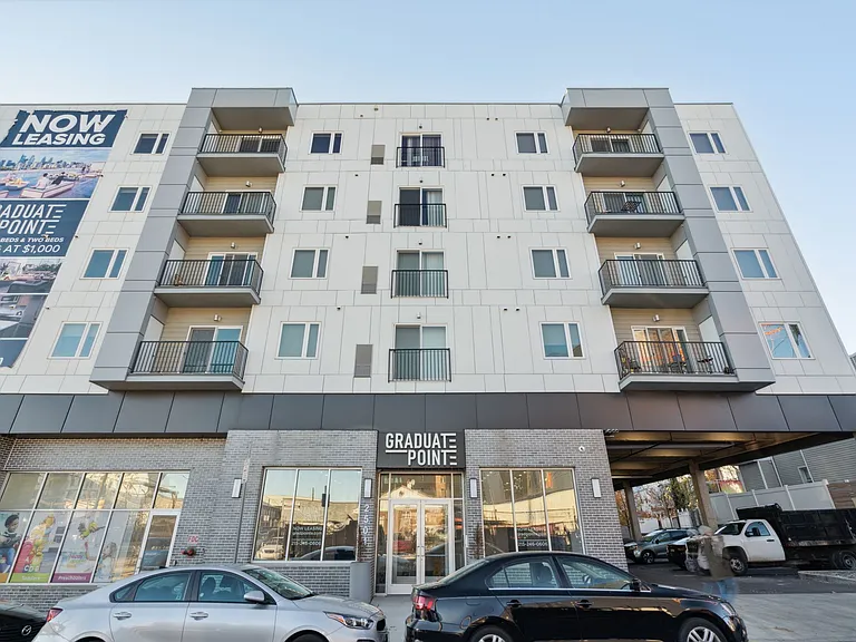 Graduate Pointe — Photo 90