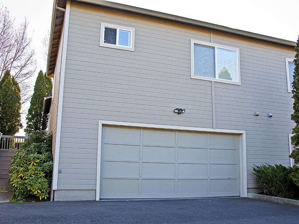 Exterior showing 2 car garage and drivewaay apron