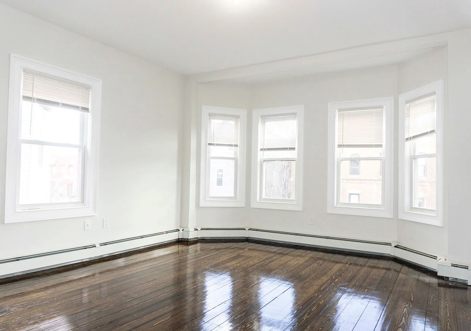 No Brokers Fee, No Security Deposit, Close to T Stop, Laundry on a Site — Photo 2