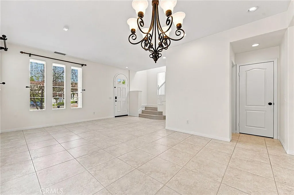 4 bed, 2.5 bath, 2275 sqft, $5,100 — Photo 4