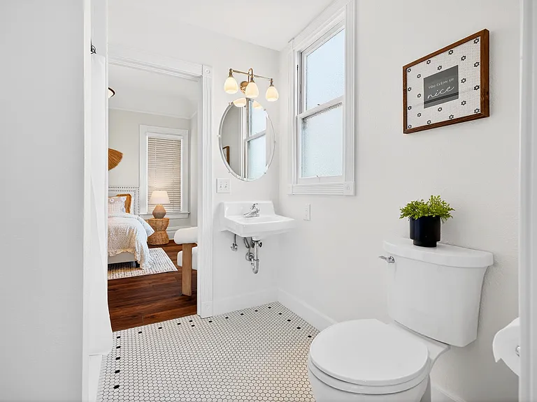 531 E Washington St — Photo 9