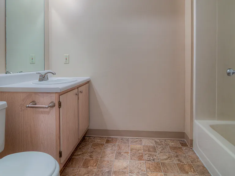 Cambridge Apartments — Photo 16