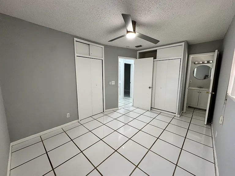4230 NE 3rd Ave — Photo 11