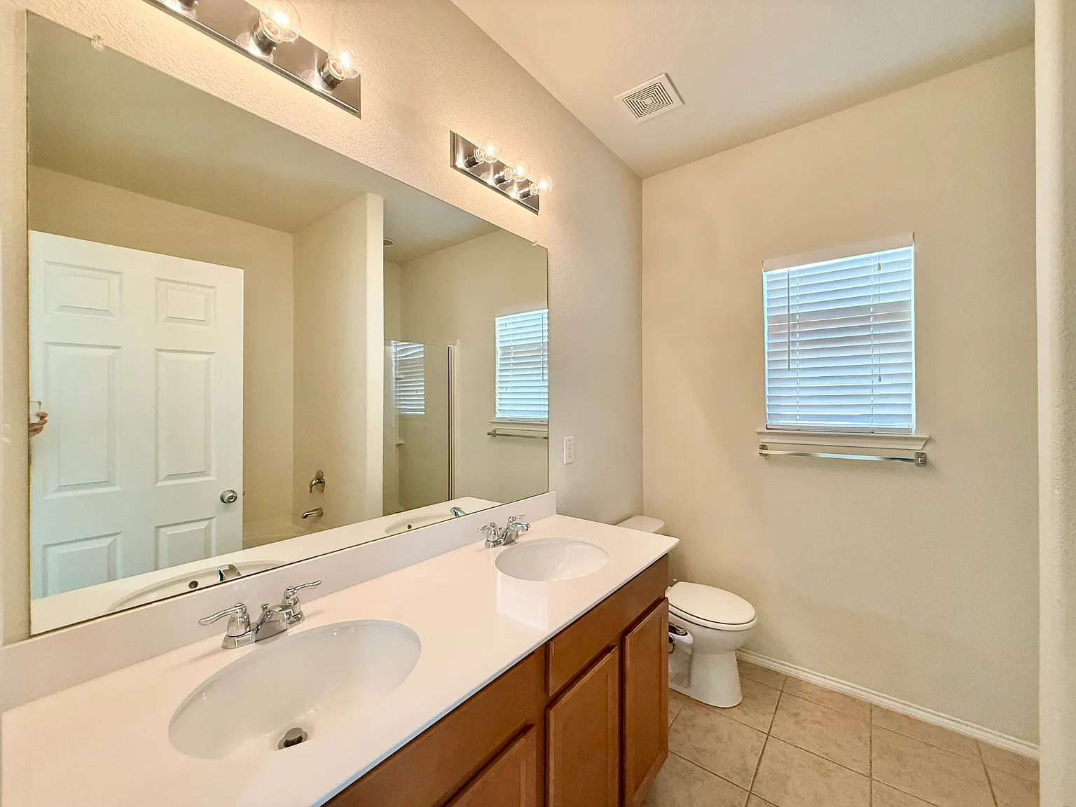 3 bed, 1975 sqft, $2,300 — Photo 4