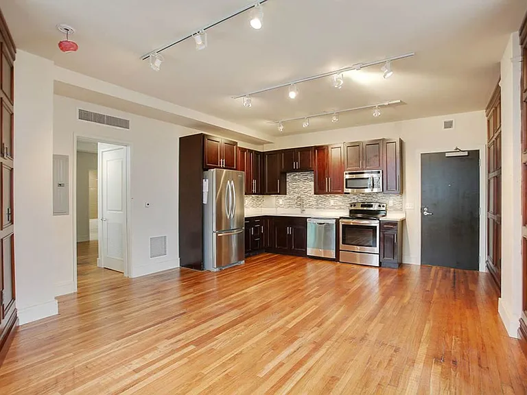 The Howard Luxury Apartments — Photo 32