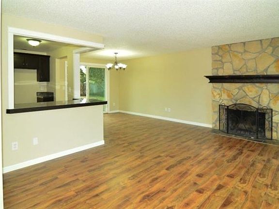 3rd image of 1318 Clover St NE