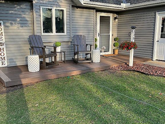 Yard view of front