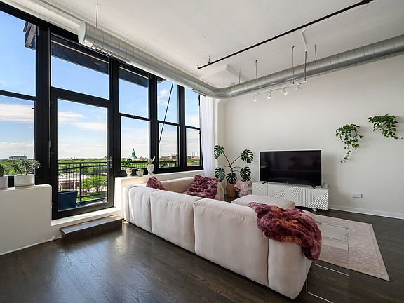 5th image of 1224 W Van Buren St APT 604