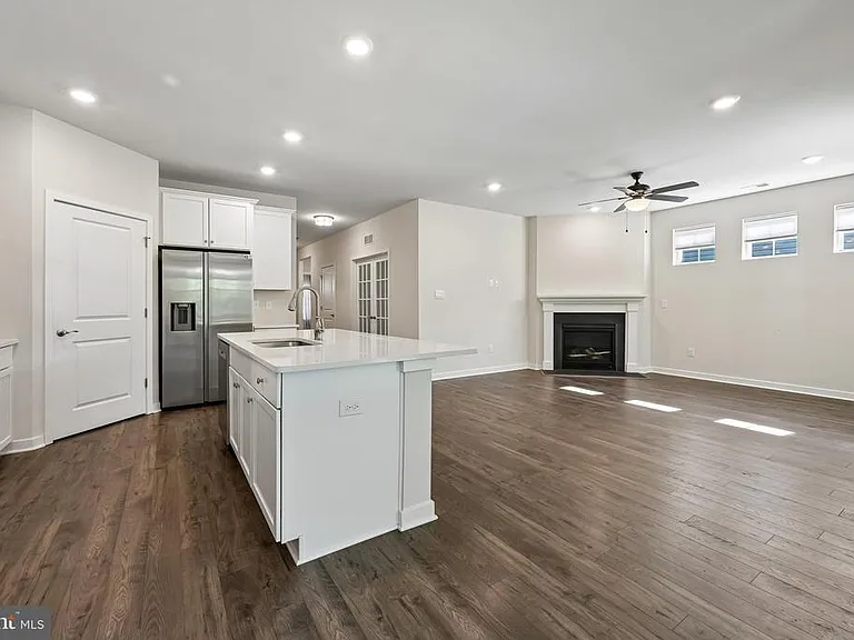 235 Congressional Ct — Photo 10
