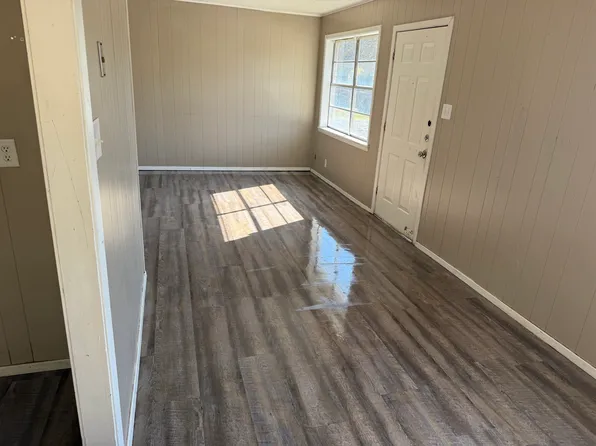 502 1st St #3, Queen City, TX 75572