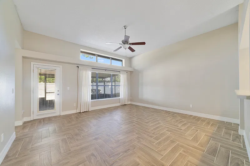 3 bed, 2.0 bath, 1240 sqft, $2,695 — Photo 4