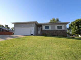 215 17th Ave SE, Minot, ND 58701