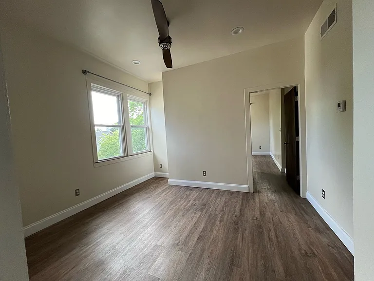 500 Parkway Dr NE #8 — Photo 4