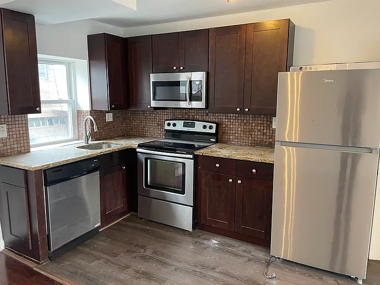 4759 Vista St — Photo 2