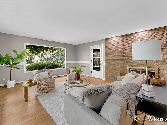 5th image of 732 Hill Ave NW
