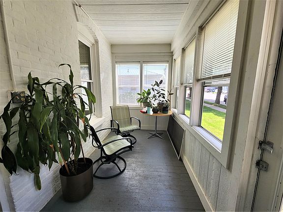 3rd image of 613 E Amelia St