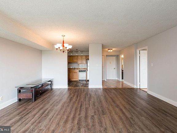 5th image of 3800 Powell Ln APT 1103