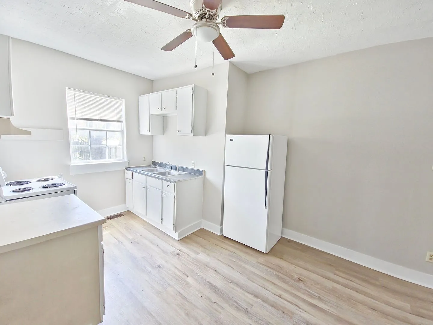 Spacious Three Bedroom House - Move In Today! — Photo 4