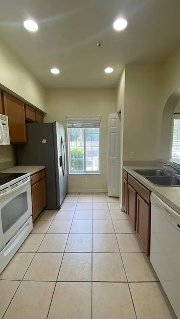 Beautiful 3 Bedroom 2.5 Bath Townhome in Lakeside Village!! — Photo 4