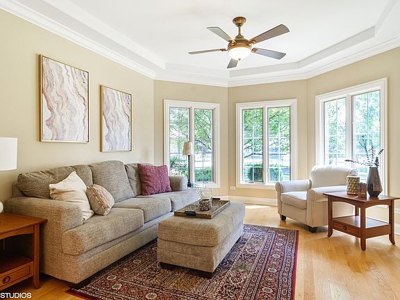 5th image of 324 Berkshire Ln