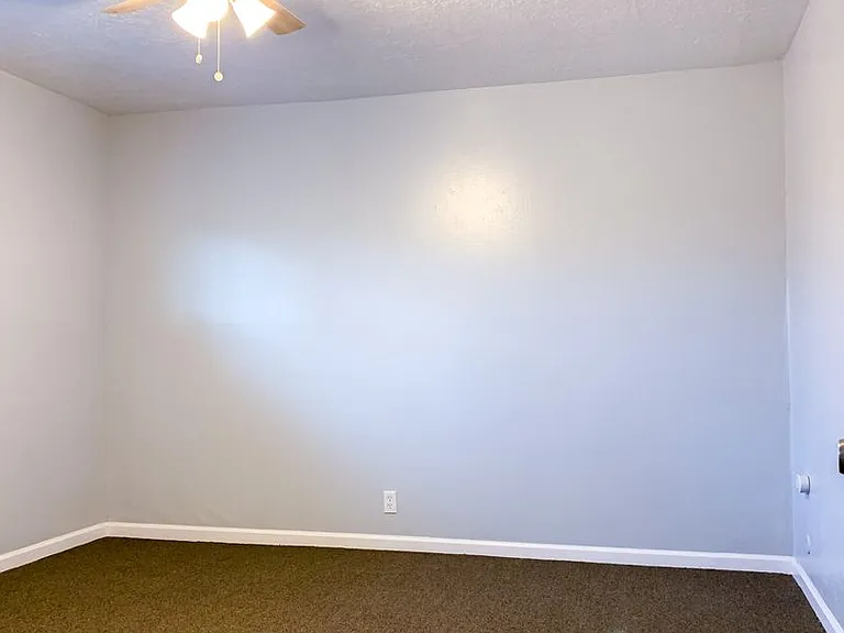 Large One-Bedroom Units Near Nob Hill — Photo 18