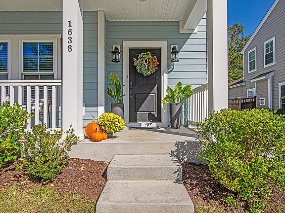 3rd image of 1638 Sparkleberry Ln
