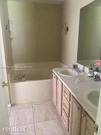 2nd image of 901R Nancy Ct