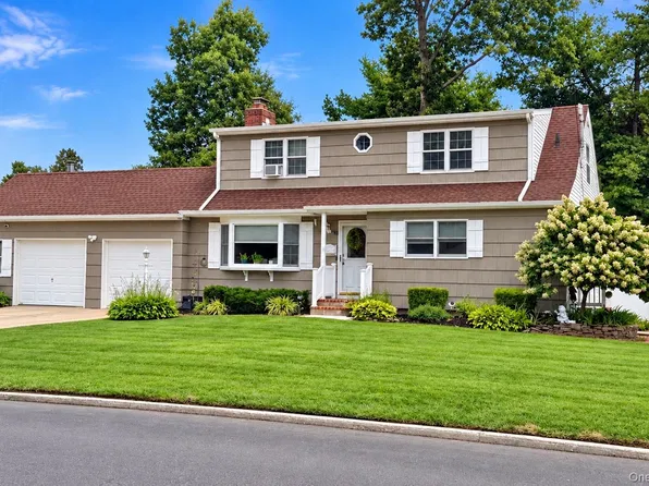 13 Westwood Drive, North Babylon, NY 11703