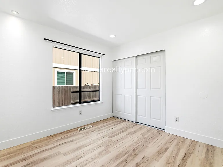 208 Buttercup Cir — Photo 35
