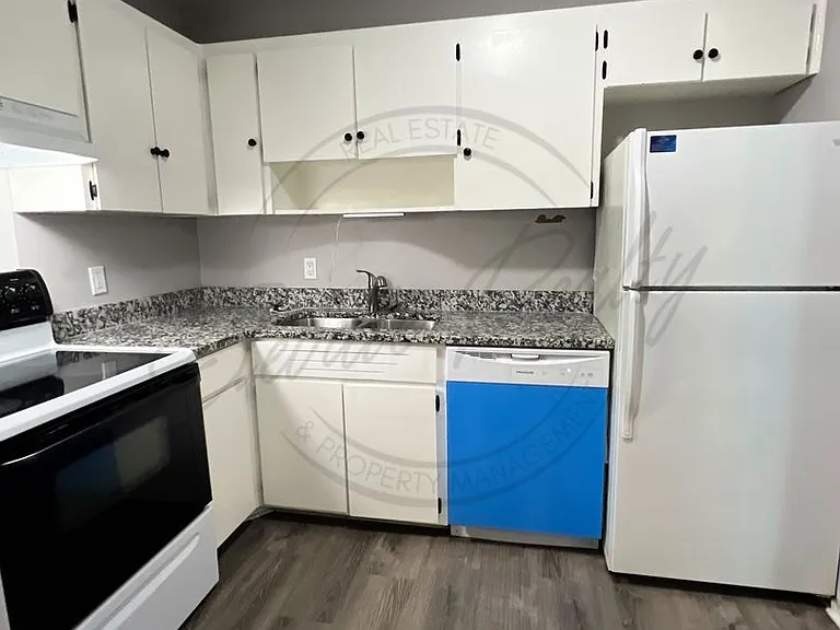 555 N Dupont Ave #C53 — Photo 11