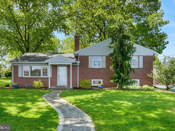 51 Plaza Dr, Palmyra, PA 17078