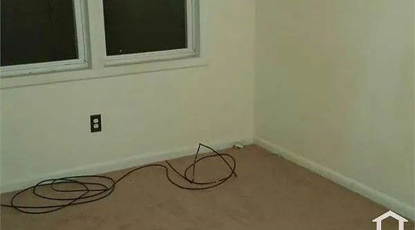 3 bed, 1024 sqft, $2,300 — Photo 2