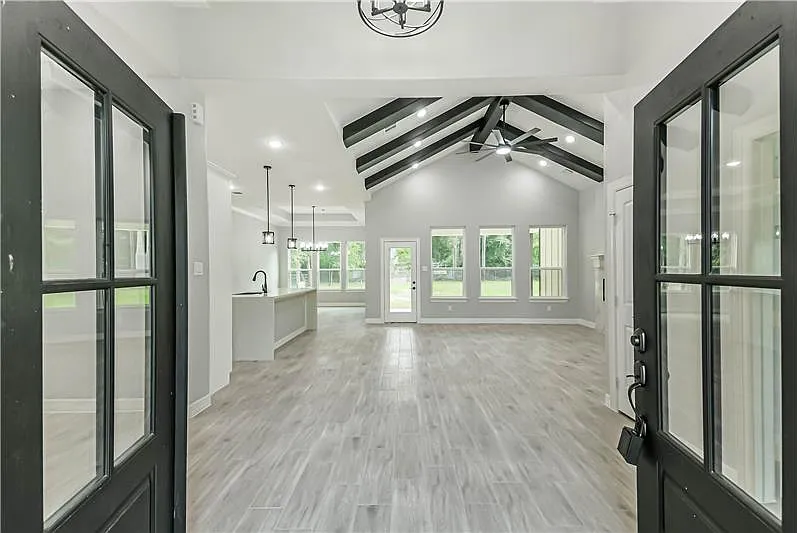4 bed, 2.5 bath, 2110 sqft, $2,500 — Photo 2