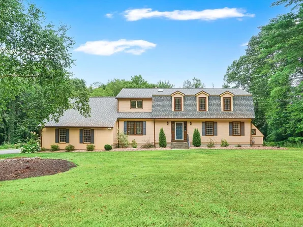 4 Highmoor Dr, Wilbraham, MA 01095