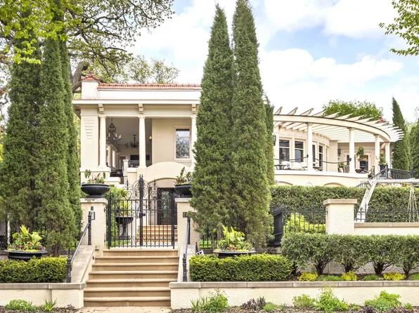 2427 E Lake Of The Isles Pkwy, Minneapolis, MN 55405