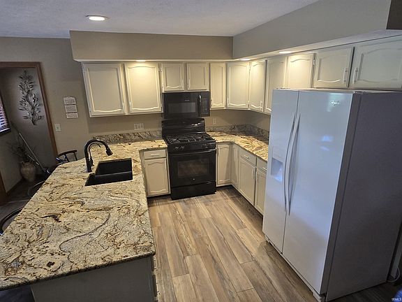5th image of 827 Foxbriar Ln