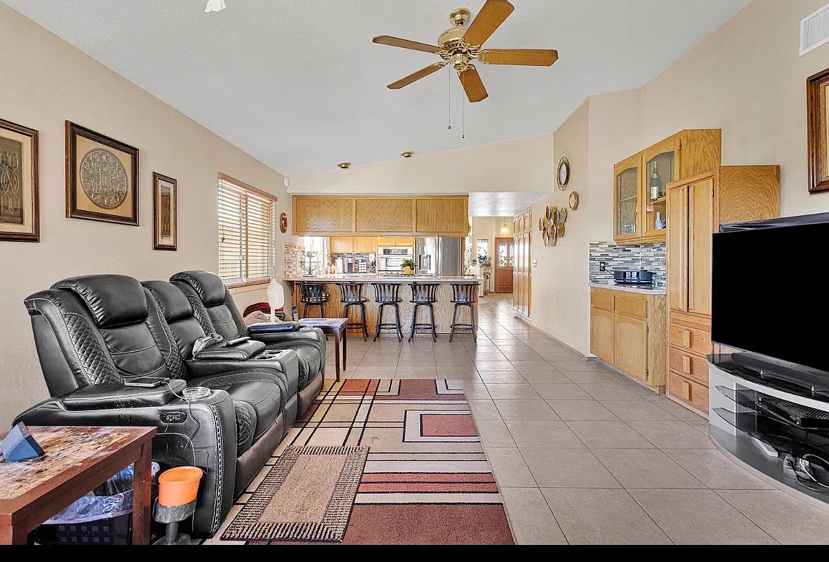 3 bed, 1892 sqft, $2,600 — Photo 2