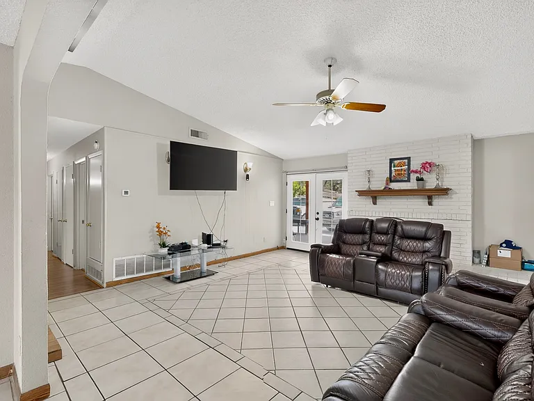 1514 Douglas Dr — Photo 9