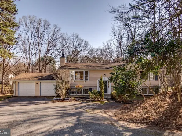 10804 Oldfield Dr, Reston, VA 20191
