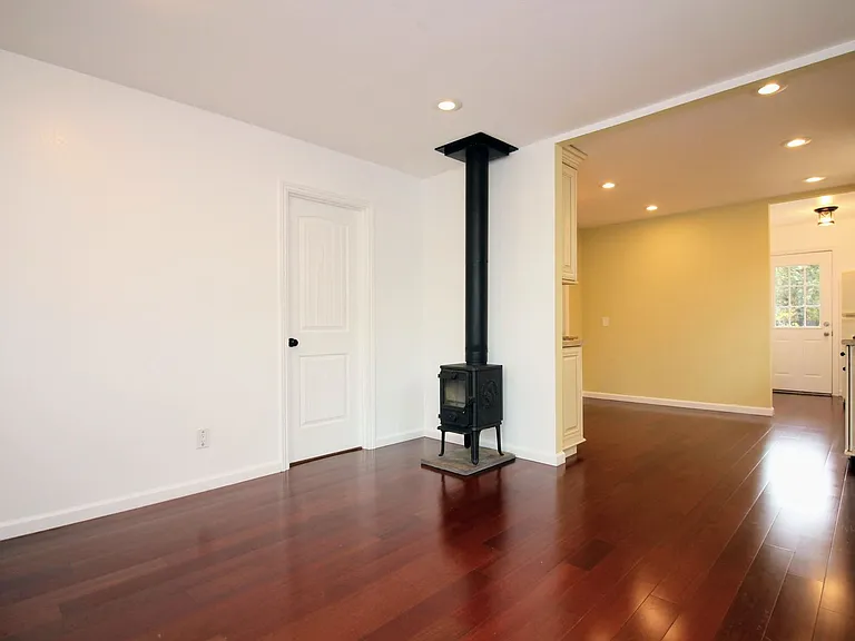 1151 Corby Ave — Photo 5