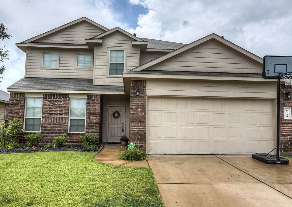 Stunning almost new DR Horton 4 bd, 2.5 bath, 2 car split plan with 2,425 sq ft. Landscaped, sprinkl