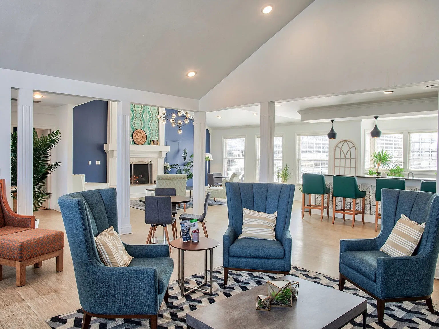 Lakeshore Apartments — Photo 4