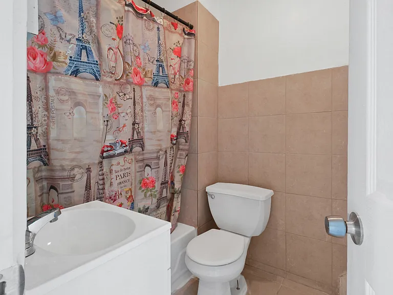 103 E 17th St #2 — Photo 6