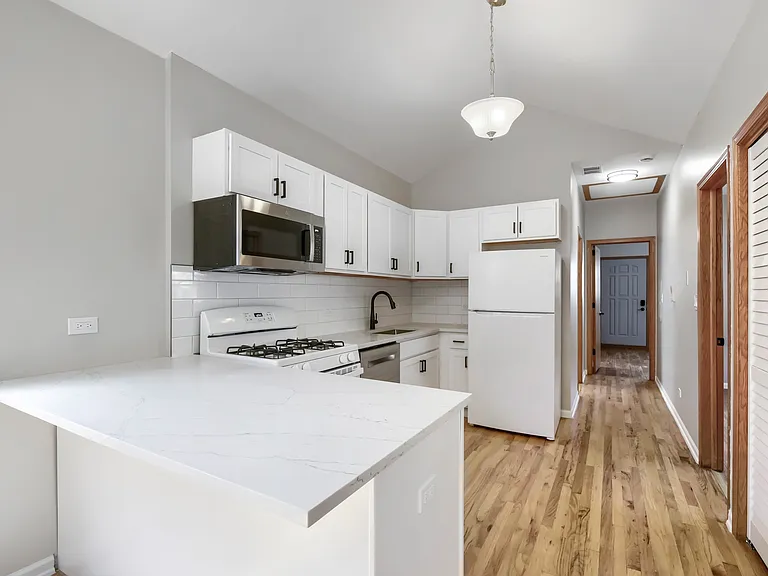 1422 N Maplewood Ave — Photo 2