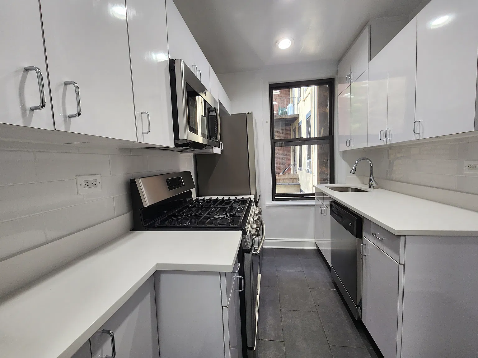 156 East 37th Street — Photo 2